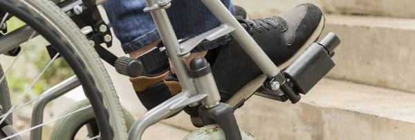 Silla de ruedas tratando de conducir en las escaleras —  Fotos de Stock