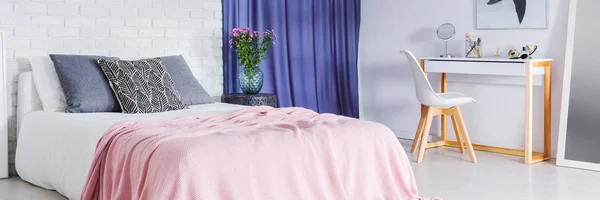 Funda rosa en la cama — Foto de Stock