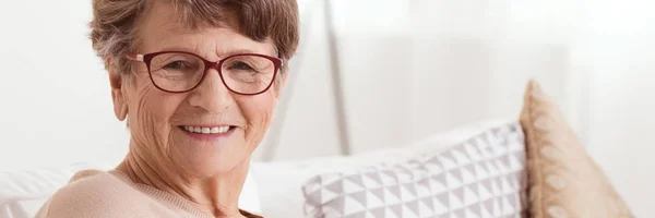 Gelukkig senior dame — Stockfoto