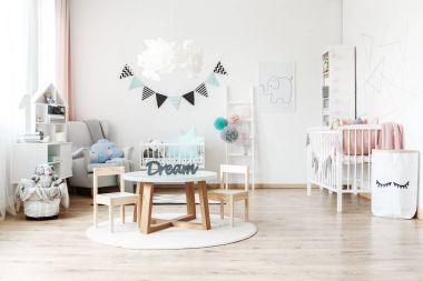 Flama afiş beşik üzerinde asılı