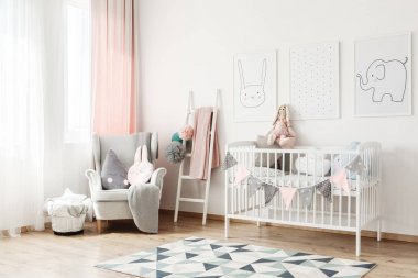 Yatak odasında küçük merdiveni