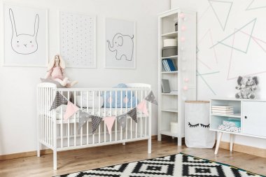 Pamuk topları ile dekore edilmiş bookshelf