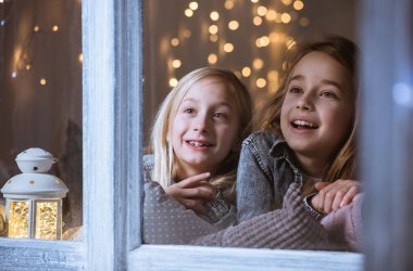 Yıldızlara bakarak kız