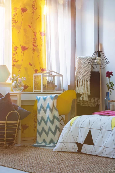 Желтый занавес в художественной спальне — стоковое фото