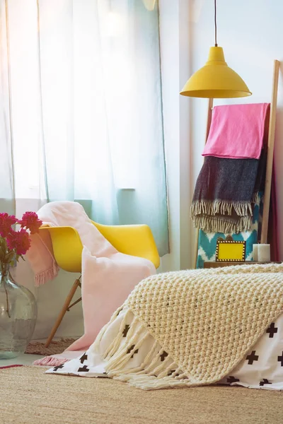 Interior colorido do quarto com cobertores — Fotografia de Stock