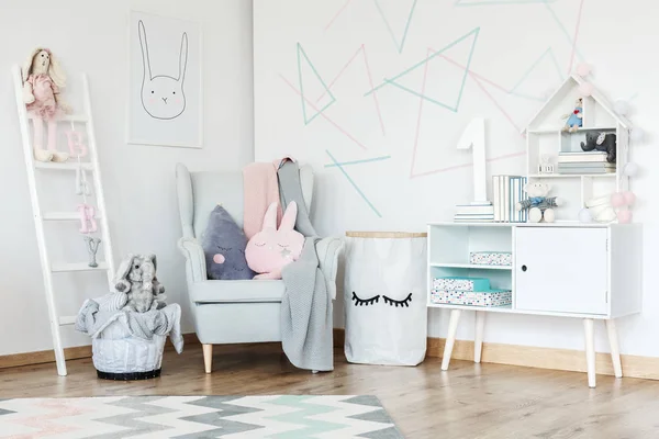 Элегантный интерьер детской комнаты — стоковое фото