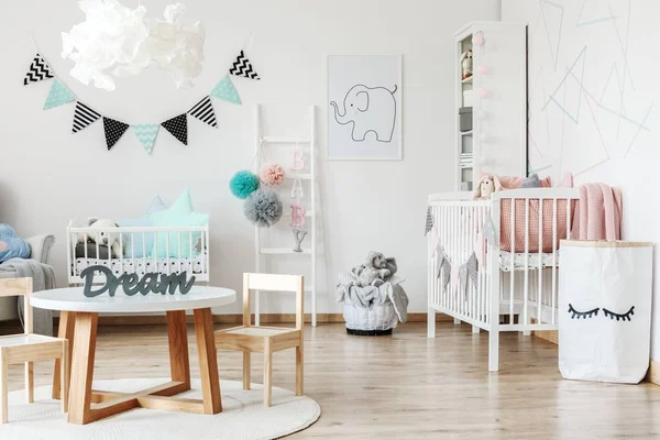 Mesa pequeña en habitación infantil —  Fotos de Stock