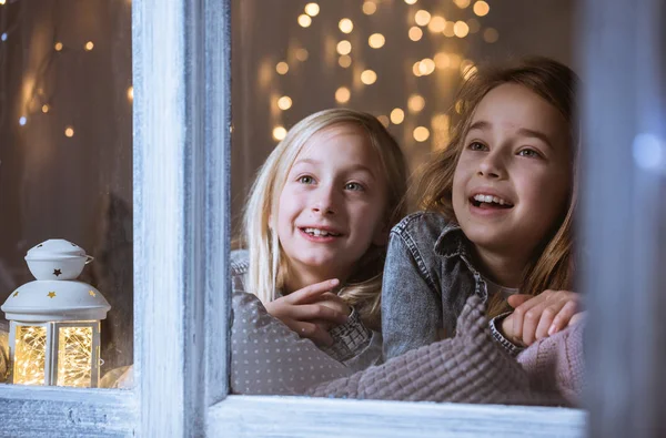 Yıldızlara bakarak kız