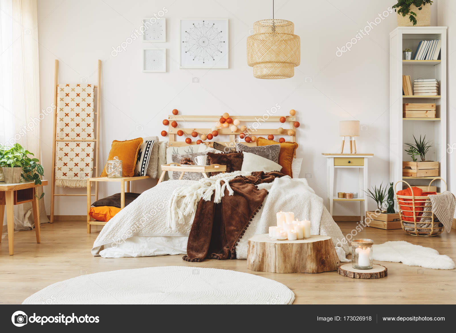 Intérieur de chambre à coucher de style scandinave — Photographie ... Intérieur de chambre à coucher de style scandinave — Photographie ...
