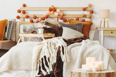 Battaniye ile kaplı yatak