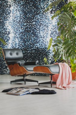 Siyah deri sandalye ve tabure