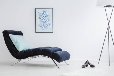 Siyah yüksek topuklu.