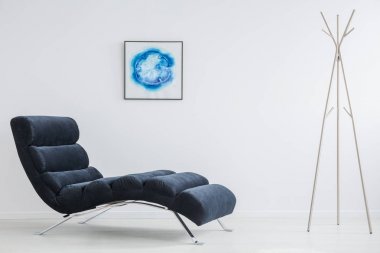 Beyaz oda içinde yaratıcı posteri