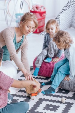 Öğretmen ile oynayan çocuklar