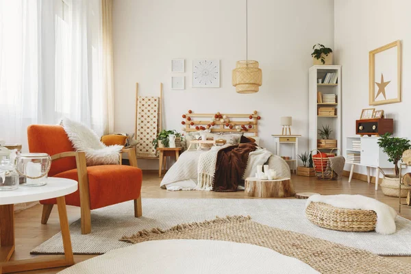 İskandinav yatak odası mobilyalı — Stok fotoğraf
