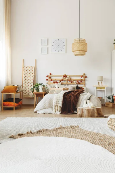 Modern hygge stil yatak odası — Stok fotoğraf