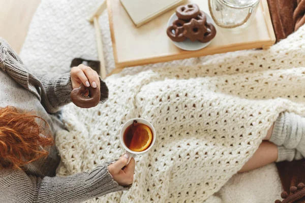 Woman having tea and gingerbread — Stock Photo, Image