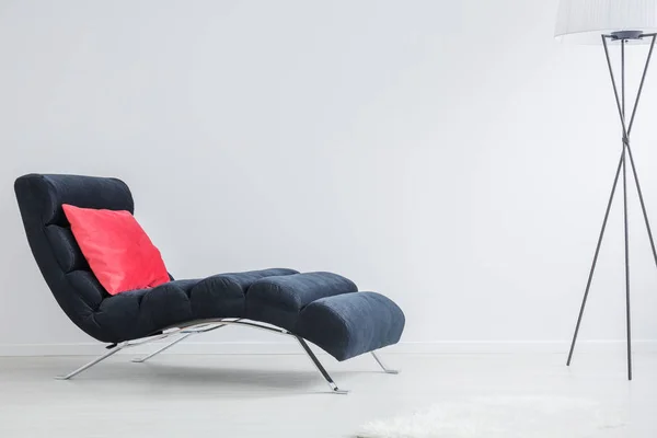 Růžový polštářek na gauči — Stock fotografie