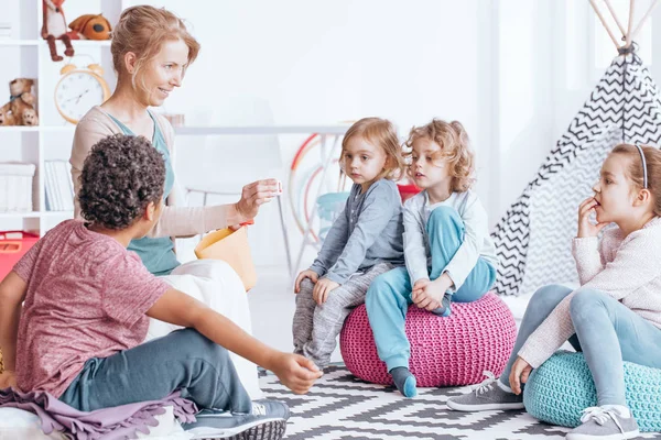 Grupo multicultural de niños — Foto de Stock