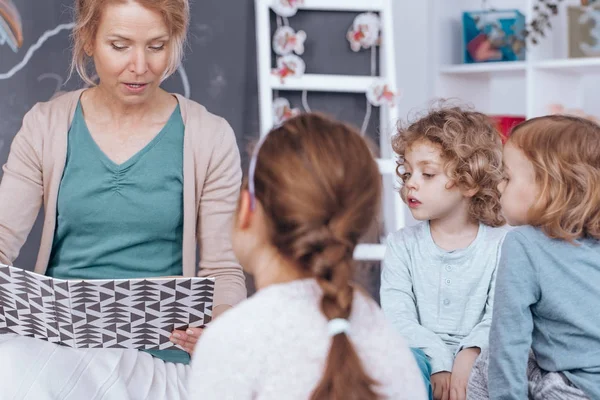 Läsebok för lärare i förskola — Stockfoto