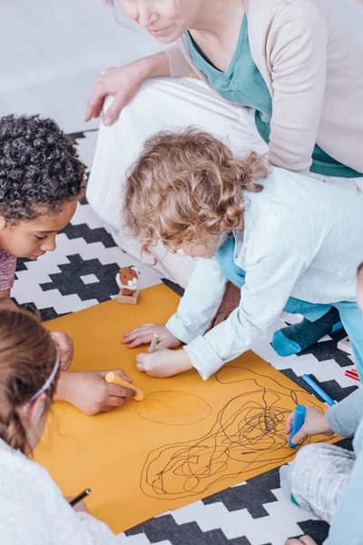 Niños dibujando durante actividades creativas — Foto de Stock