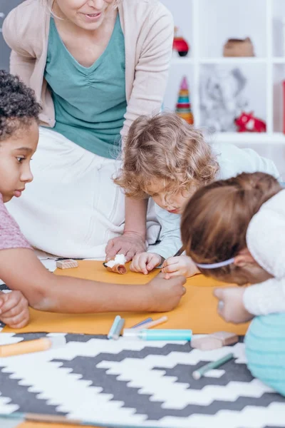 Ragazzo afro-americano che disegna con bambini — Foto Stock