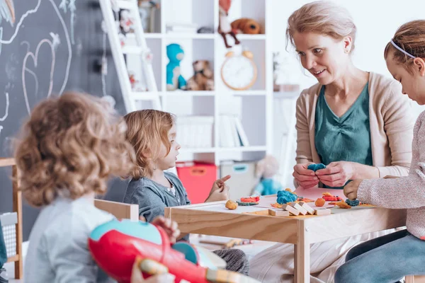 Bambini che fanno statuette di plastilina — Foto Stock