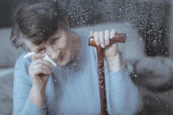 Femme âgée solitaire pleurer — Photo