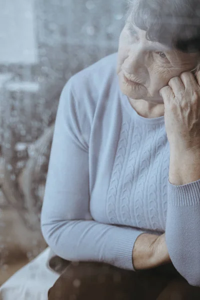 片頭痛を持つ高齢者の女性 — ストック写真
