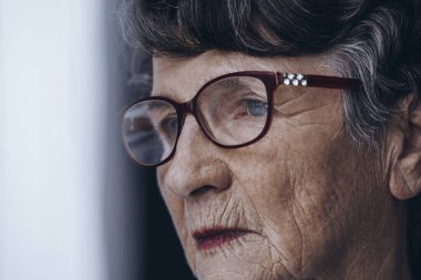 Üst düzey kadının yüz kırışıklıkları ile