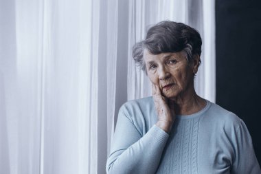 Yaşlı kişi Alzheimer acı