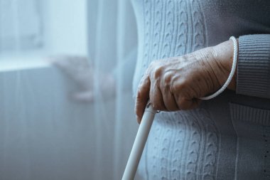 Kör kişi holding beyaz baston