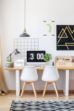 Siyah sanat eseri ile tasarımcı çalışma alanı