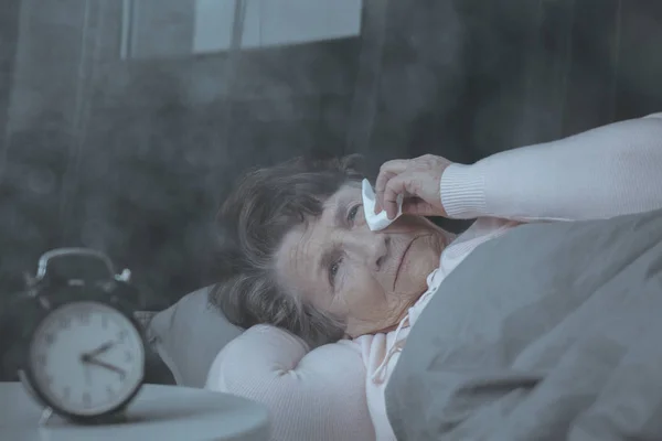 Пожилая женщина с нарушениями сна — стоковое фото