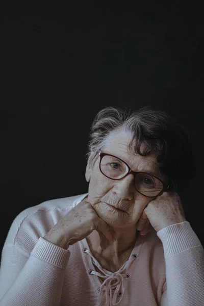 Mujer anciana sola preocupada — Foto de Stock