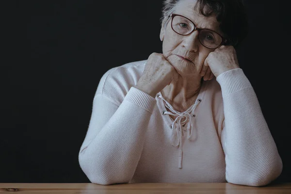 Грустная пожилая женщина с депрессией — стоковое фото