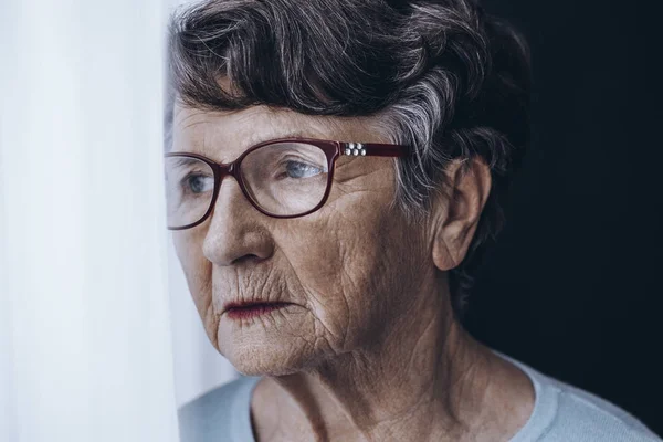 Oudere vrouw met geheugenproblemen — Stockfoto