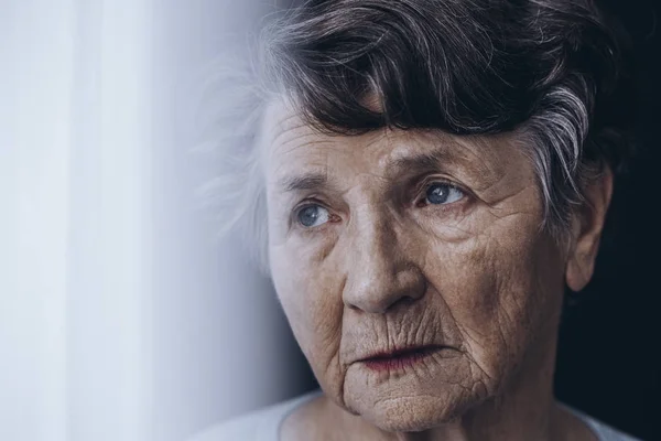 Orolig gammal kvinnas ansikte — Stockfoto
