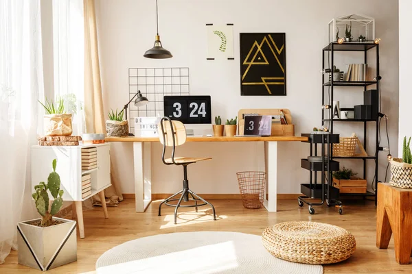 Стильний домашній офіс з пуфом — стокове фото