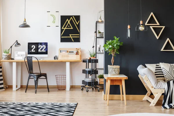 Espace de travail créatif avec motif triangle — Photo