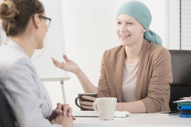 Hasta bir kadın toplantı görüşmeci