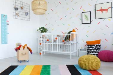 Çocuğun yatak odasında renkli halı