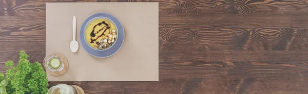 Sopa de abóbora na mesa de madeira — Fotografia de Stock