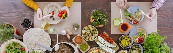 Reunión en restaurante vegetariano — Foto de Stock