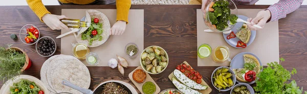 Mesa rústica con comida — Foto de Stock