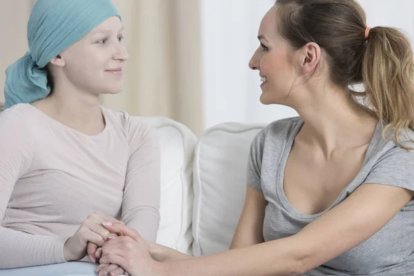 Voluntário amigável apoiando menina doente — Fotografia de Stock