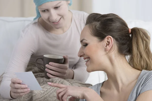 Meisje met kanker en verzorger — Stockfoto