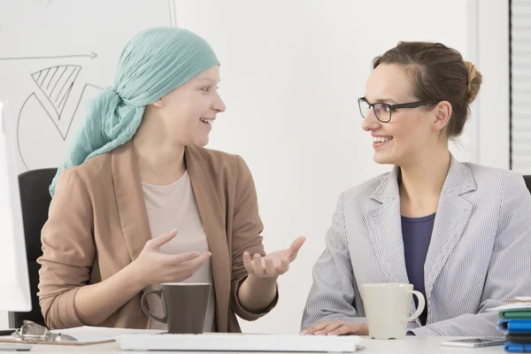 Donna malata in abito da lavoro — Foto Stock