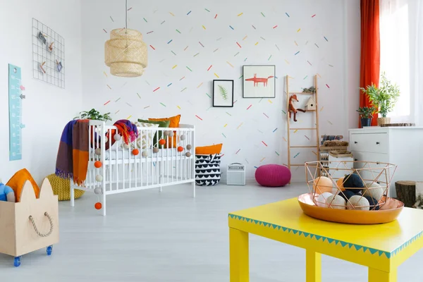 Желтый стол в детской комнате — стоковое фото