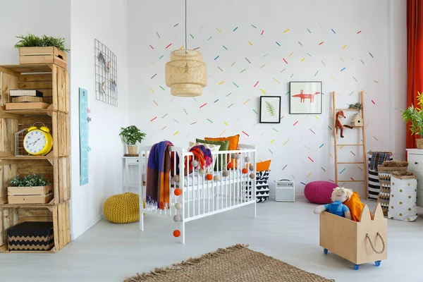 Экологическая мебель в детской комнате — стоковое фото